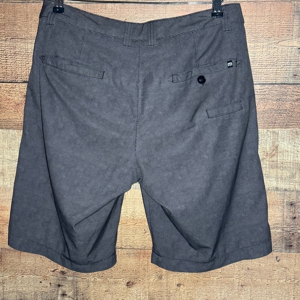 Travis Mathew Men's 11” Inseam Gray Shorts size 32 Golf Athleisure - Picture 2 of 7